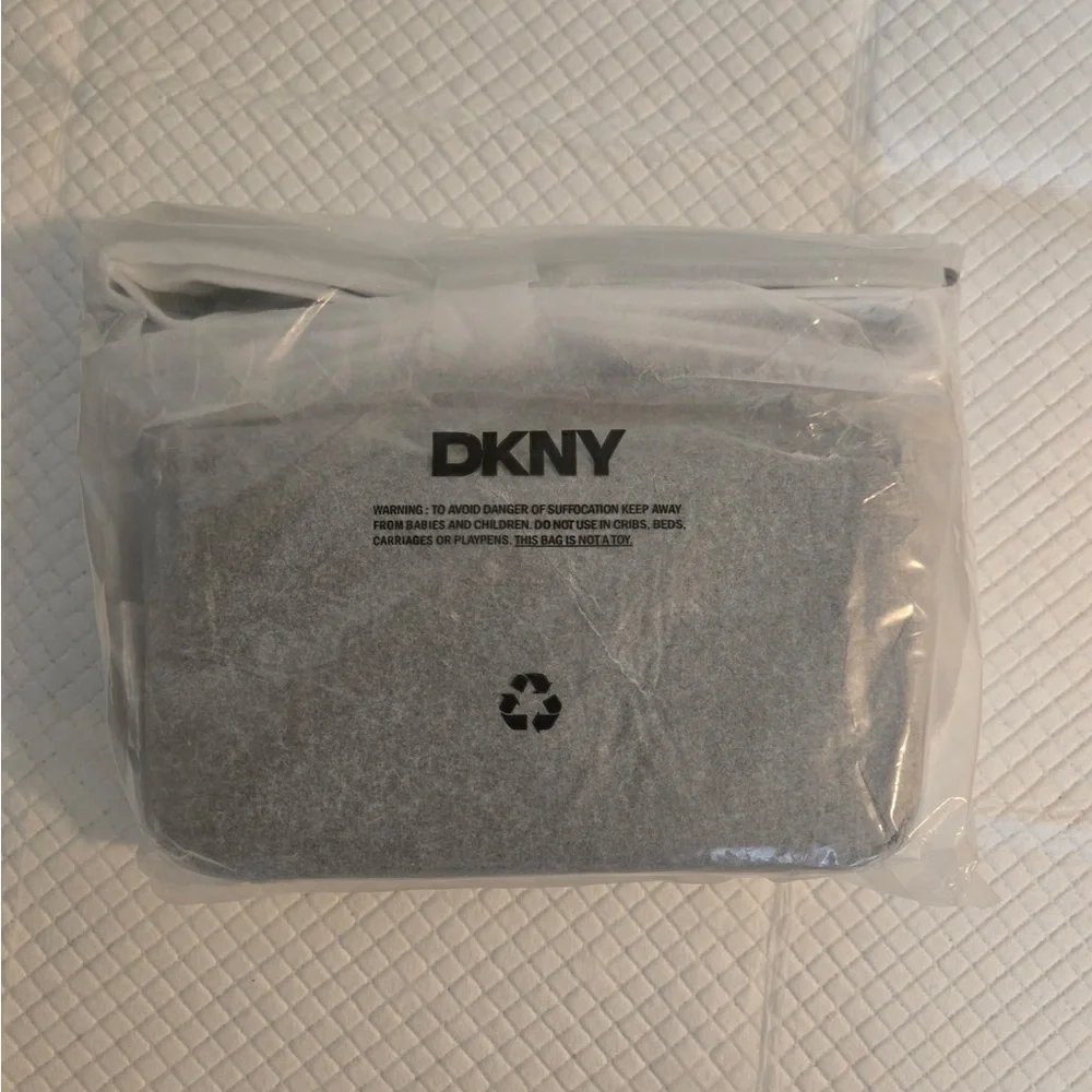 NWT,DKNY Maxxe crossbody /shoulder  Bag Style R423AE78‎ (Black/Gold)